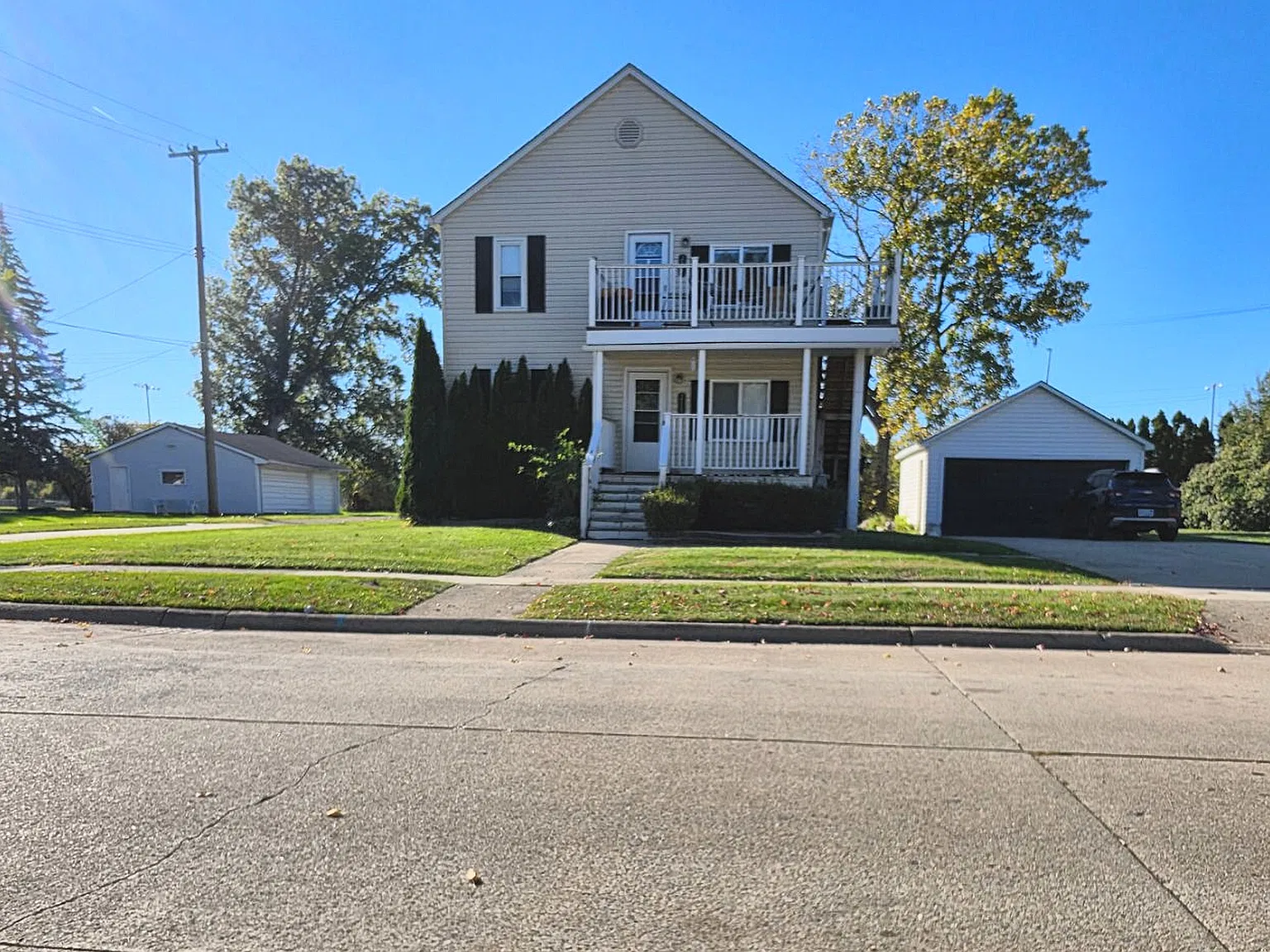 2 bed, 872 sqft, $1,300 — Photo 1