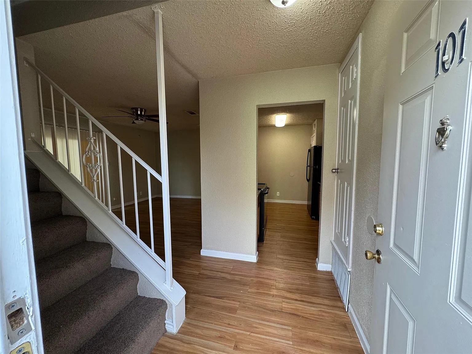 1 bed, 1.5 bath, 903 sqft, $1,149 — Photo 2