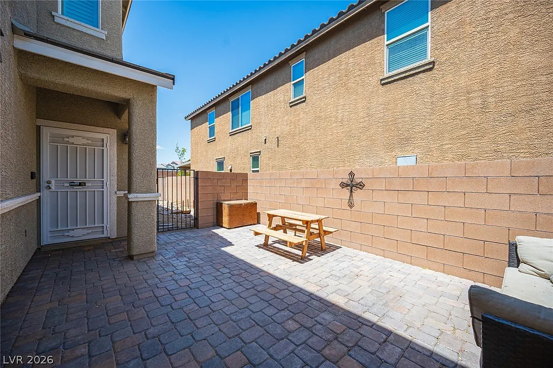 4 bed, 2.5 bath, 1935 sqft, $2,450 — Photo 4