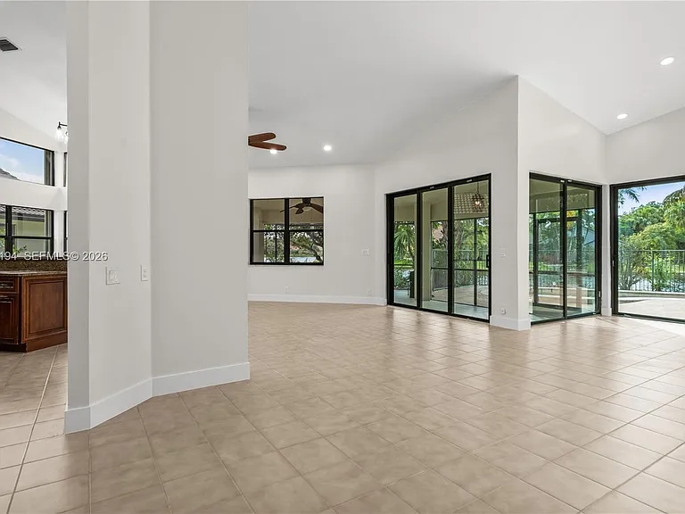 1087 Deerwood Ln — Photo 10