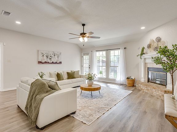 5th image of 615 Rosewood Pl