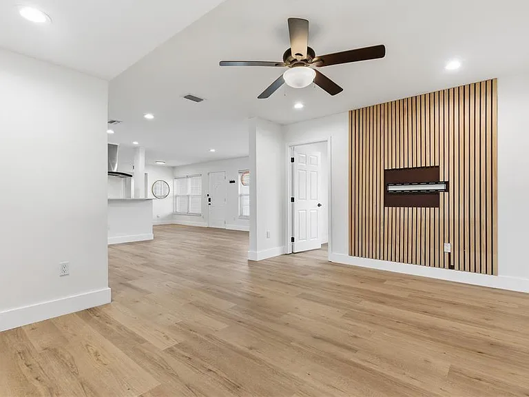 327 Sunny Ln — Photo 13
