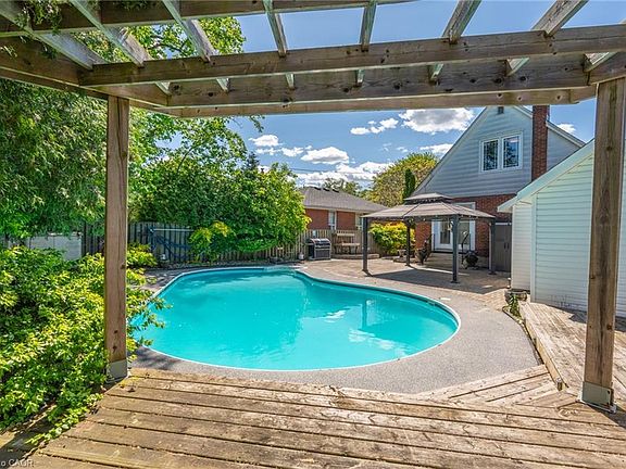 2nd image of 27 Delevan Cres