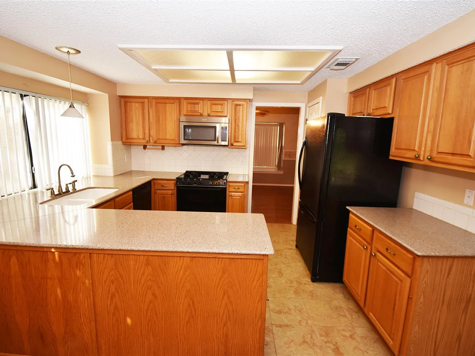 3 bed, 2.0 bath, 1838 sqft, $2,100 — Photo 2