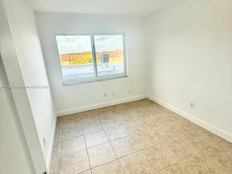 984 W 40th St — Photo 9