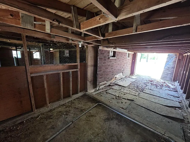 11934 Goodview Ave — Photo 5