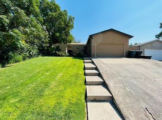 1651 W J St, Oakdale, CA 95361