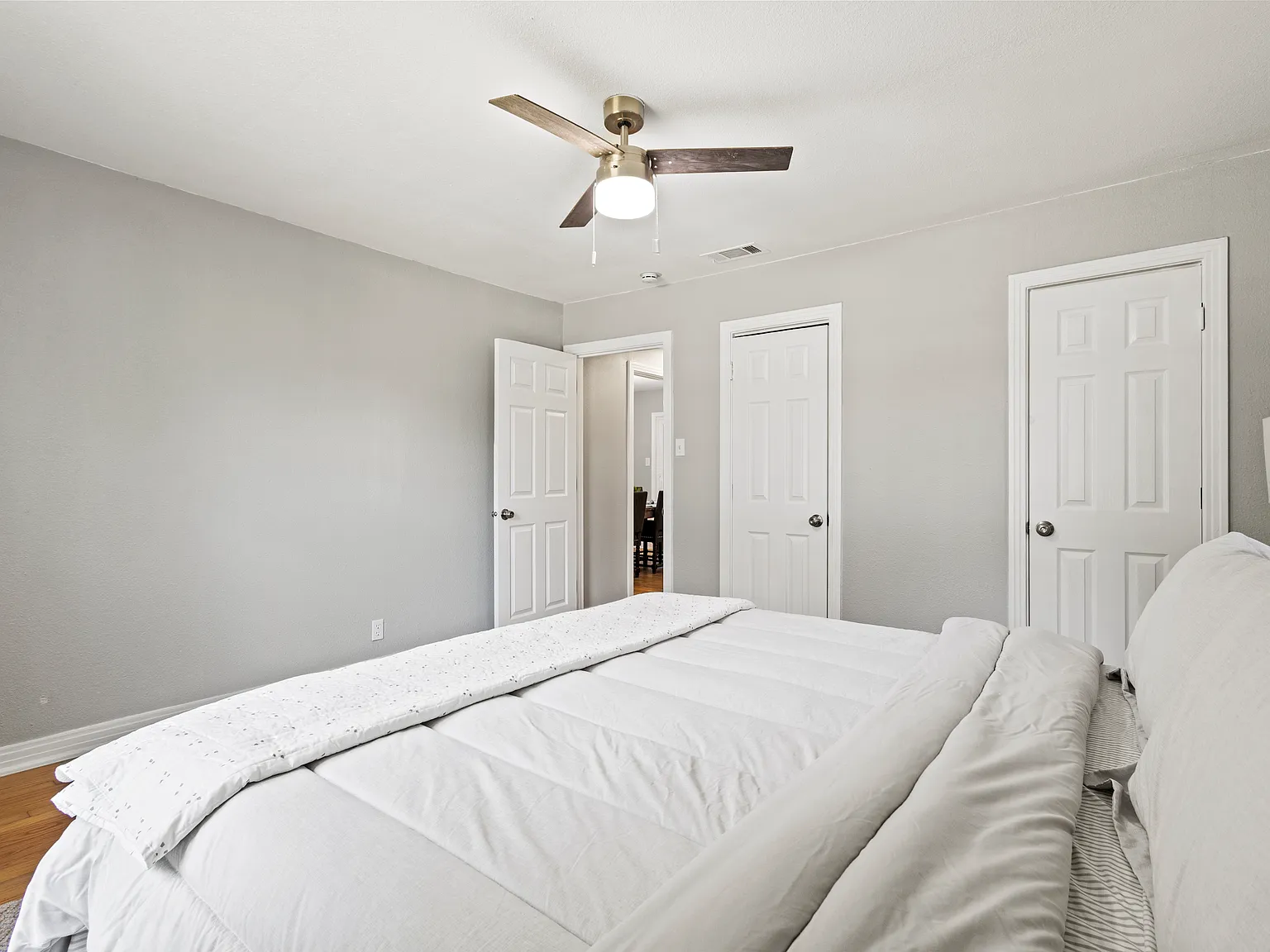 3 bed, 1252 sqft, $2,300 — Photo 2