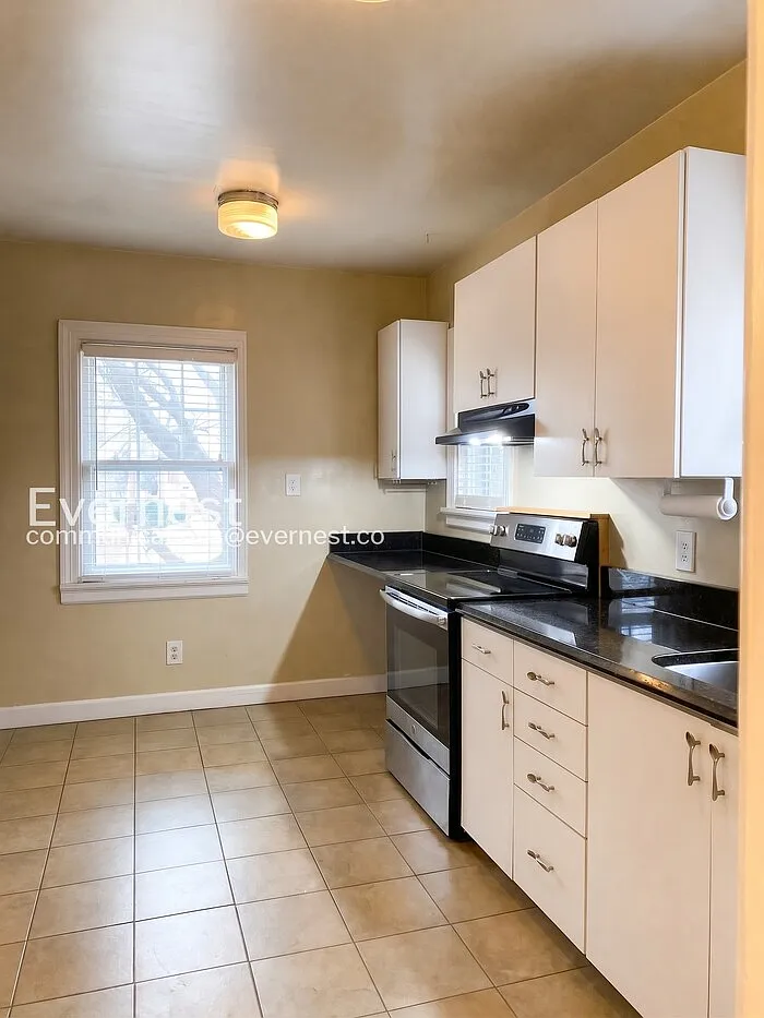 3 bed, 2.0 bath, 1669 sqft, $2,179 — Photo 2