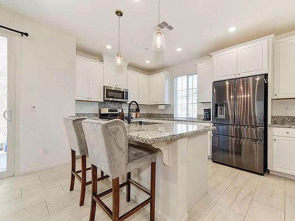 4th image of 1589 Parkside Way