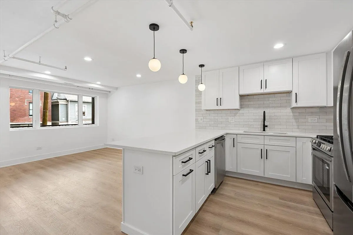 2 bed, 2.0 bath, 1000 sqft, $2,745 — Photo 2