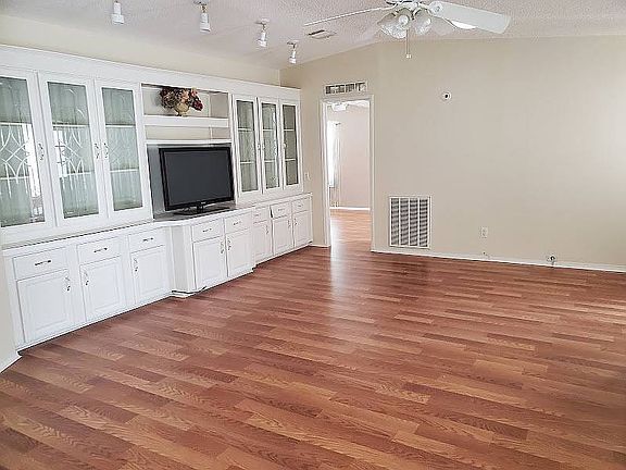 3rd image of 5 Winthrop Ln