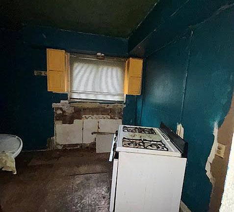 3rd image of 18001 Caldwell St