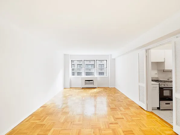 321 E 45th St APT 8B, Manhattan, NY 10017