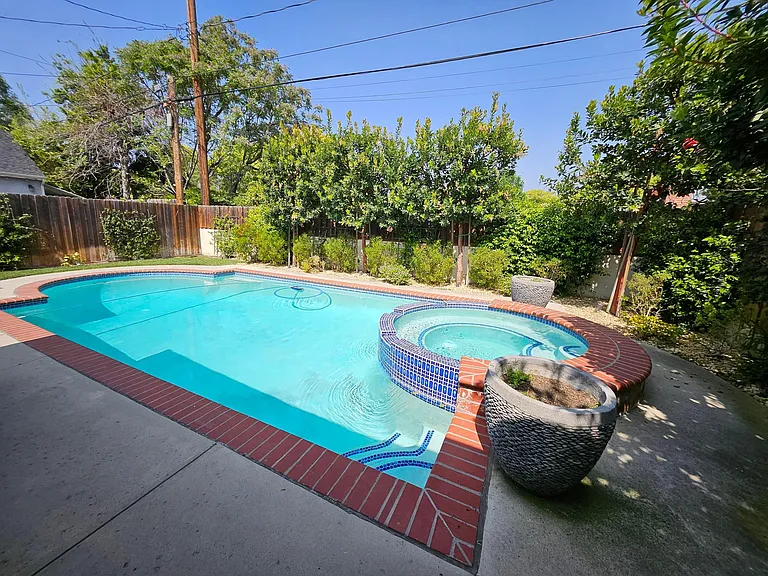 906 N Parish Pl — Photo 30