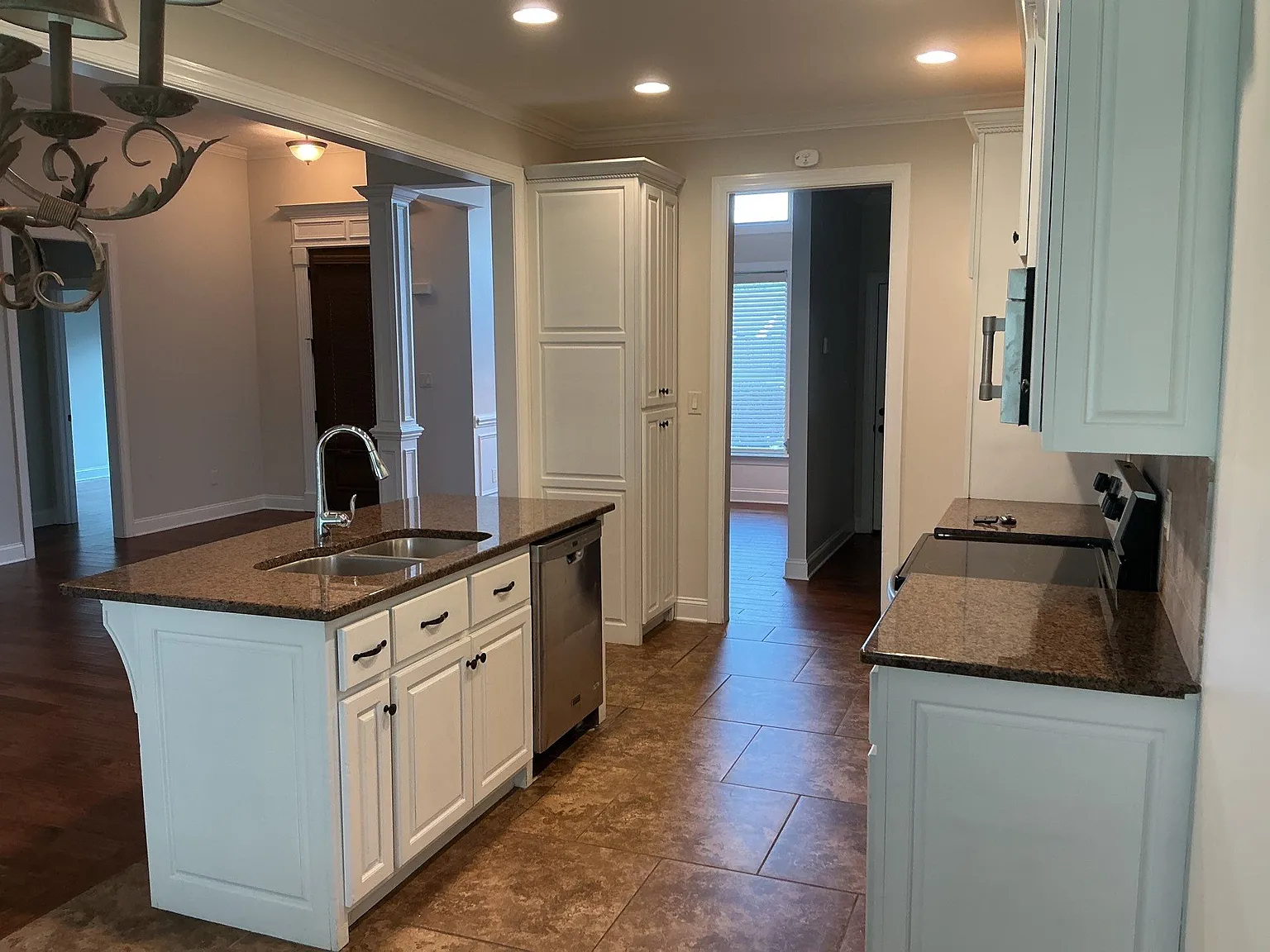 3 bed, 1710 sqft, $2,395 — Photo 3