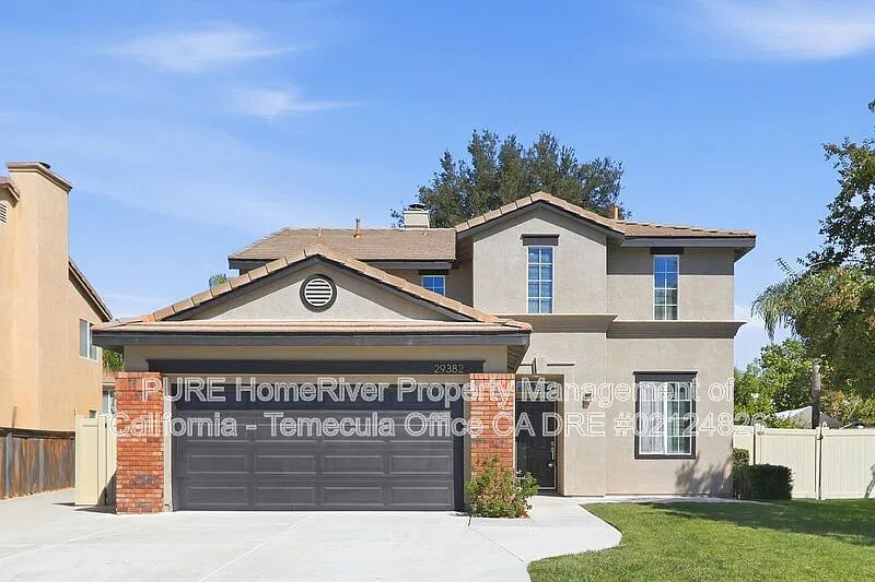 4 bed, 2.5 bath, 2570 sqft — Photo 1