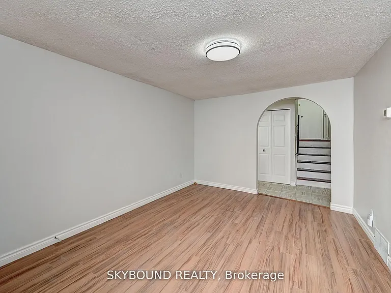 48 Cluthe Cres — Photo 1