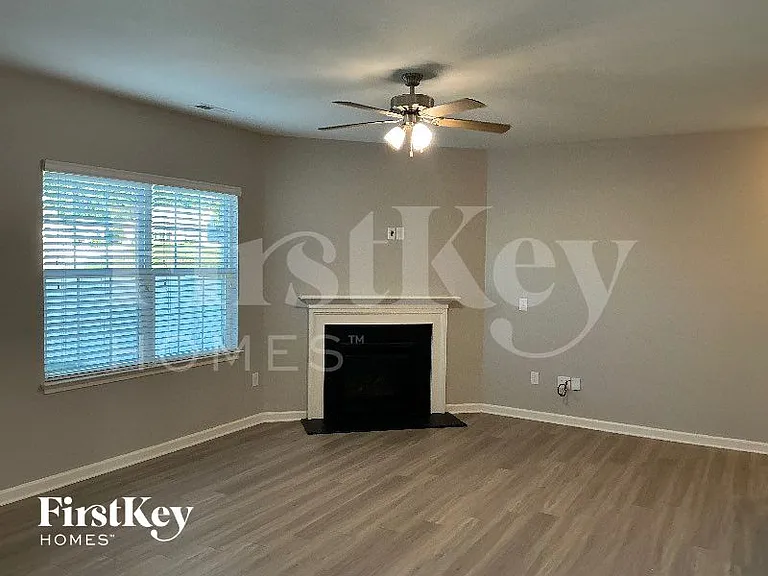 100 N Great White Way — Photo 2