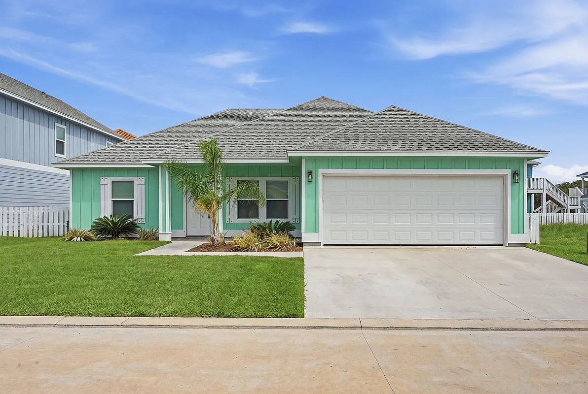 3 bed, 2.0 bath, 1330 sqft, $2,600 — Photo 1