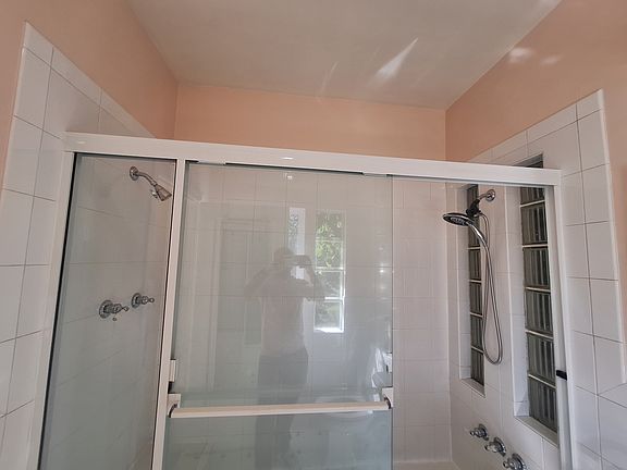 Those are two full power shower heads opposing each other
. Its rare to find that.