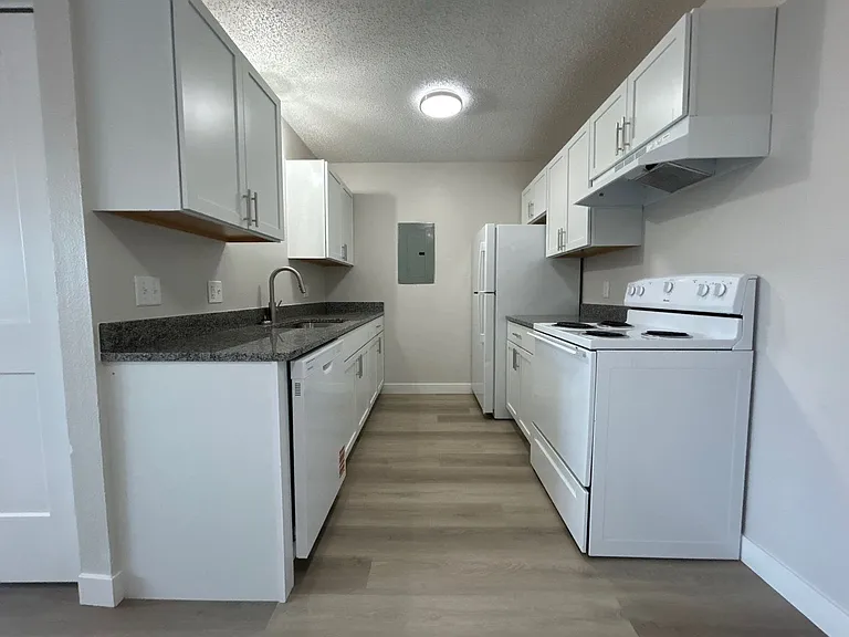 906 E E St — Photo 13