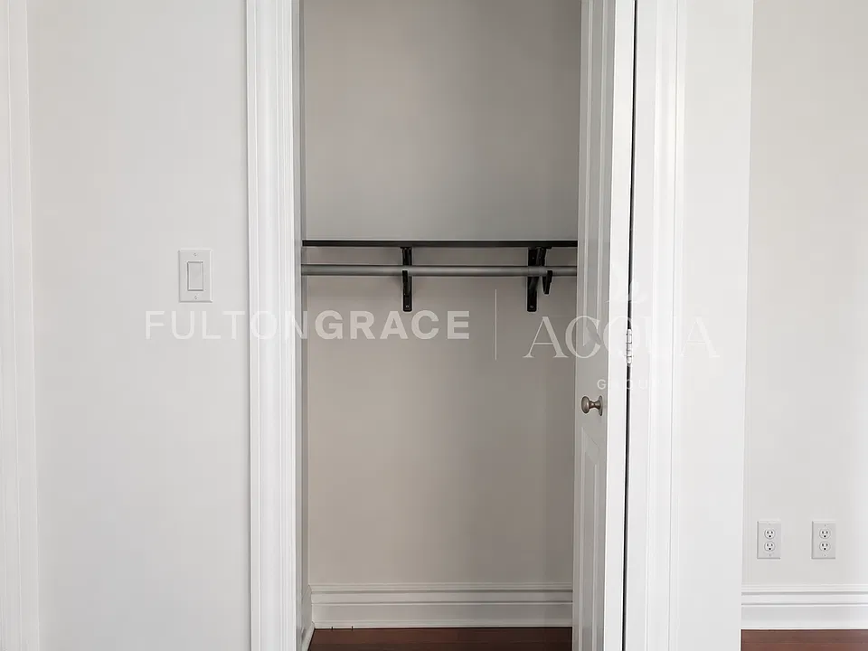 1946 W Bradley Pl #2W