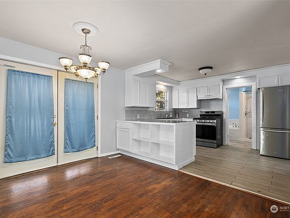 5th image of 105 E Pioneer Street