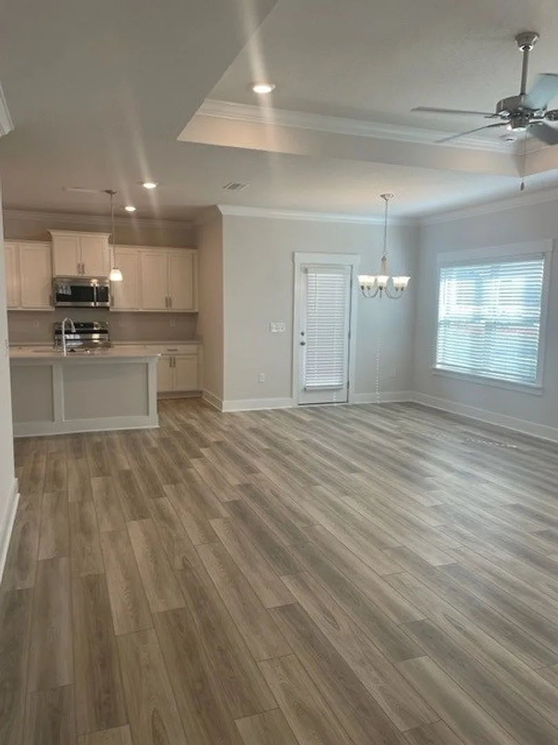4 Bedroom/2 Bathroom Minutes from Local Beach! — Photo 3
