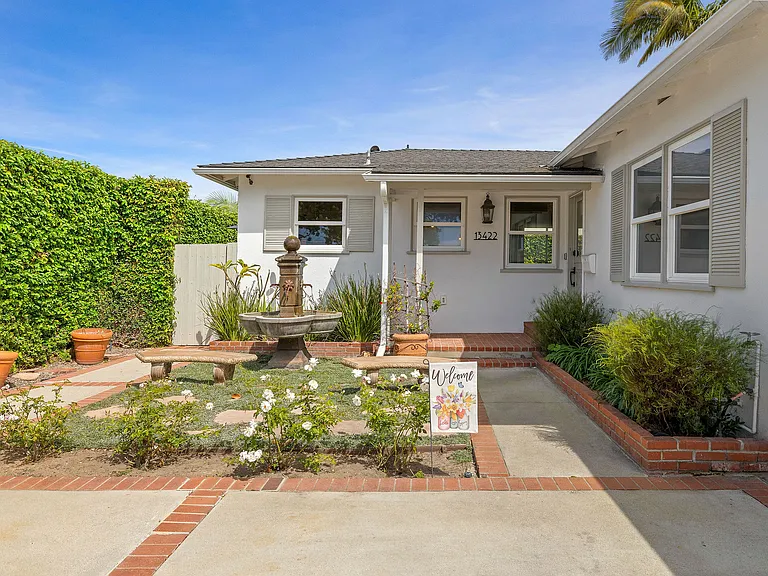 13422 Isis Ave — Photo 2