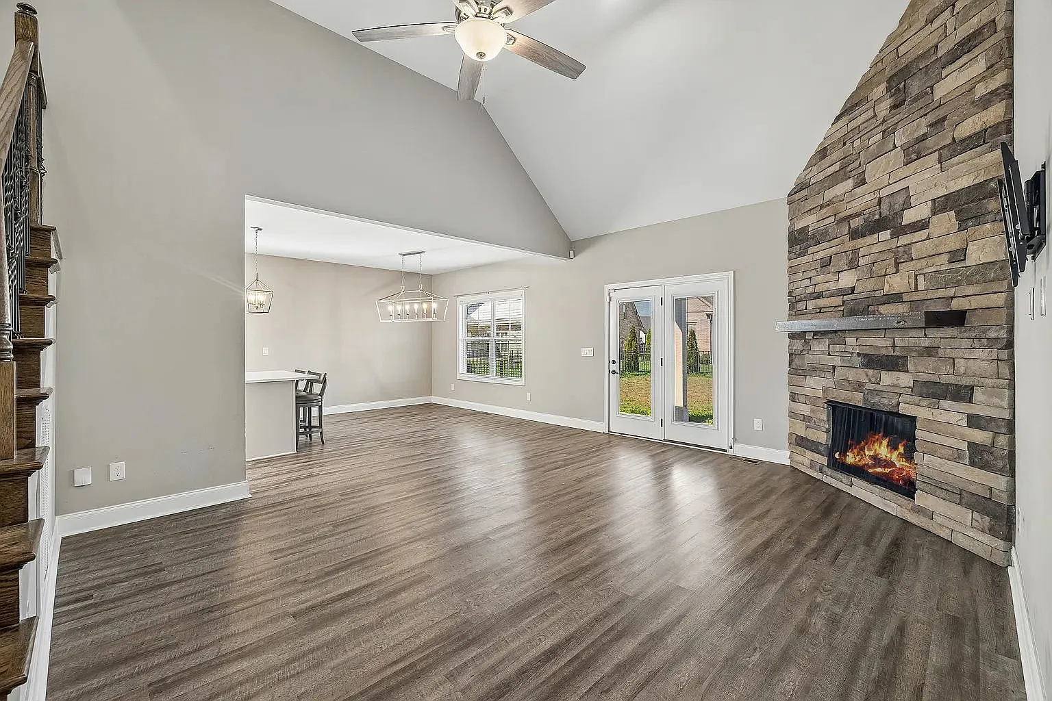 4 bed, 2.5 bath, 2425 sqft, $2,600 — Photo 2