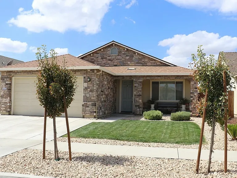 1332 Greenbrier Dr — Photo 2