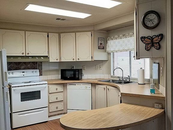 4th image of 1142 Friendship Dr