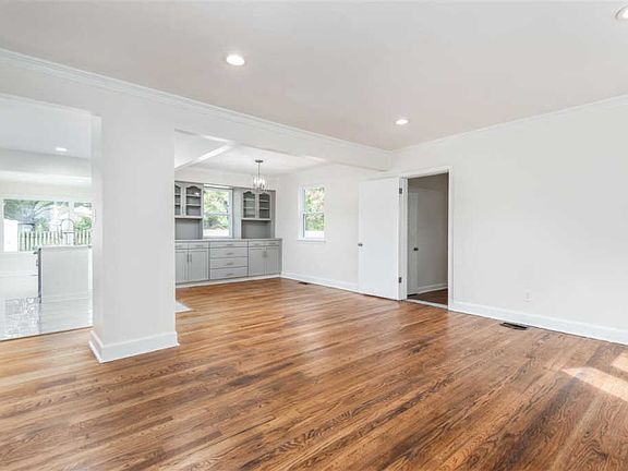 5th image of 3804 Montclair Dr