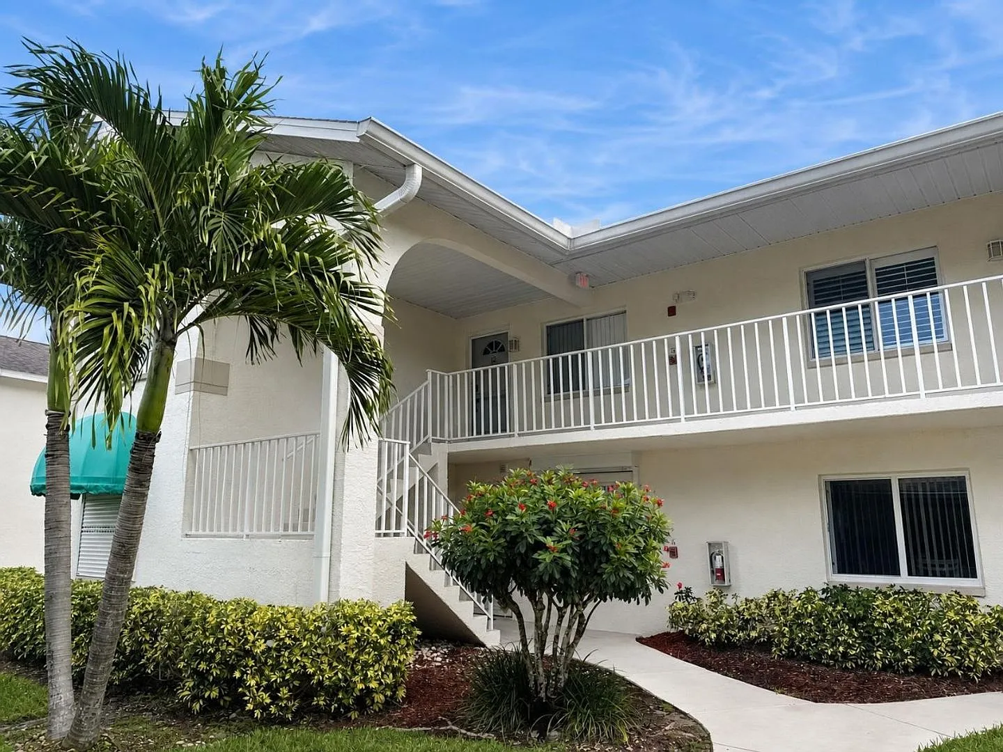 Furnished 3-bedroom, 2-bath lake-view condo in Sapphire Lakes — Photo 1