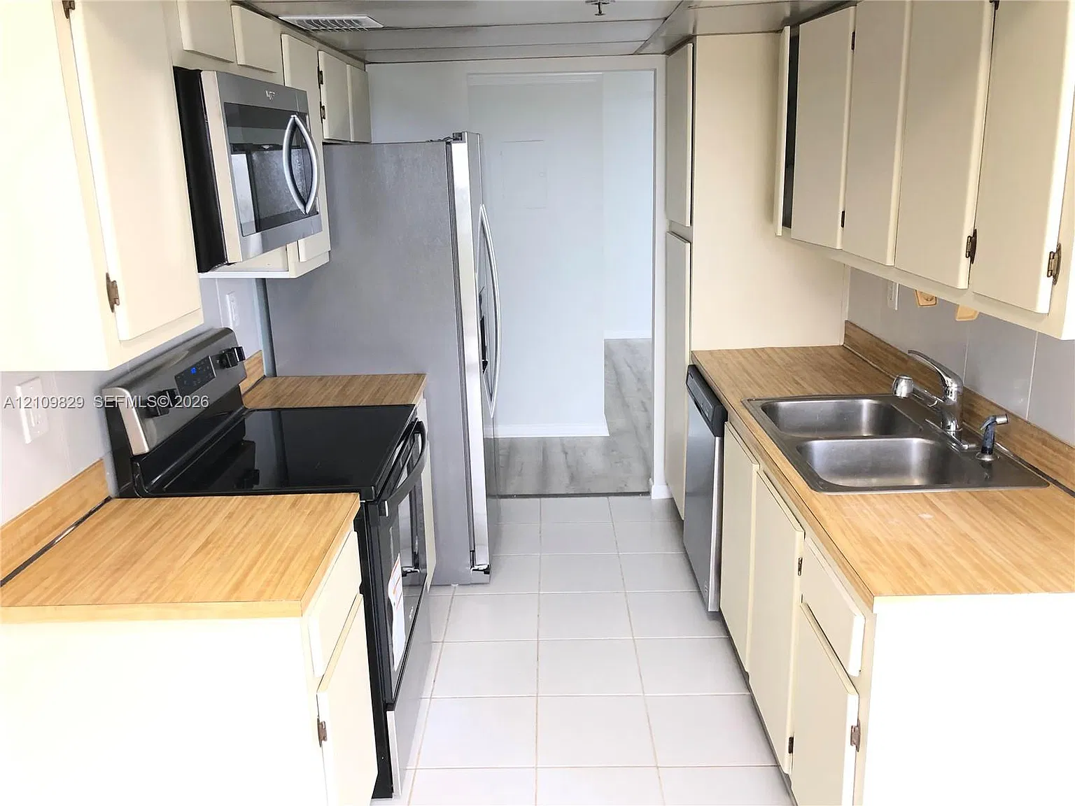 Winston Towers 600 Condo — Photo 4