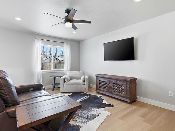 5th image of 6743 Rogue River Rd