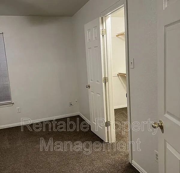 1104 Turkey Creek Ct #B — Photo 9