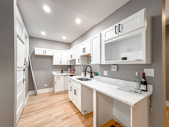 2nd image of 626 W Stratford Pl #E2