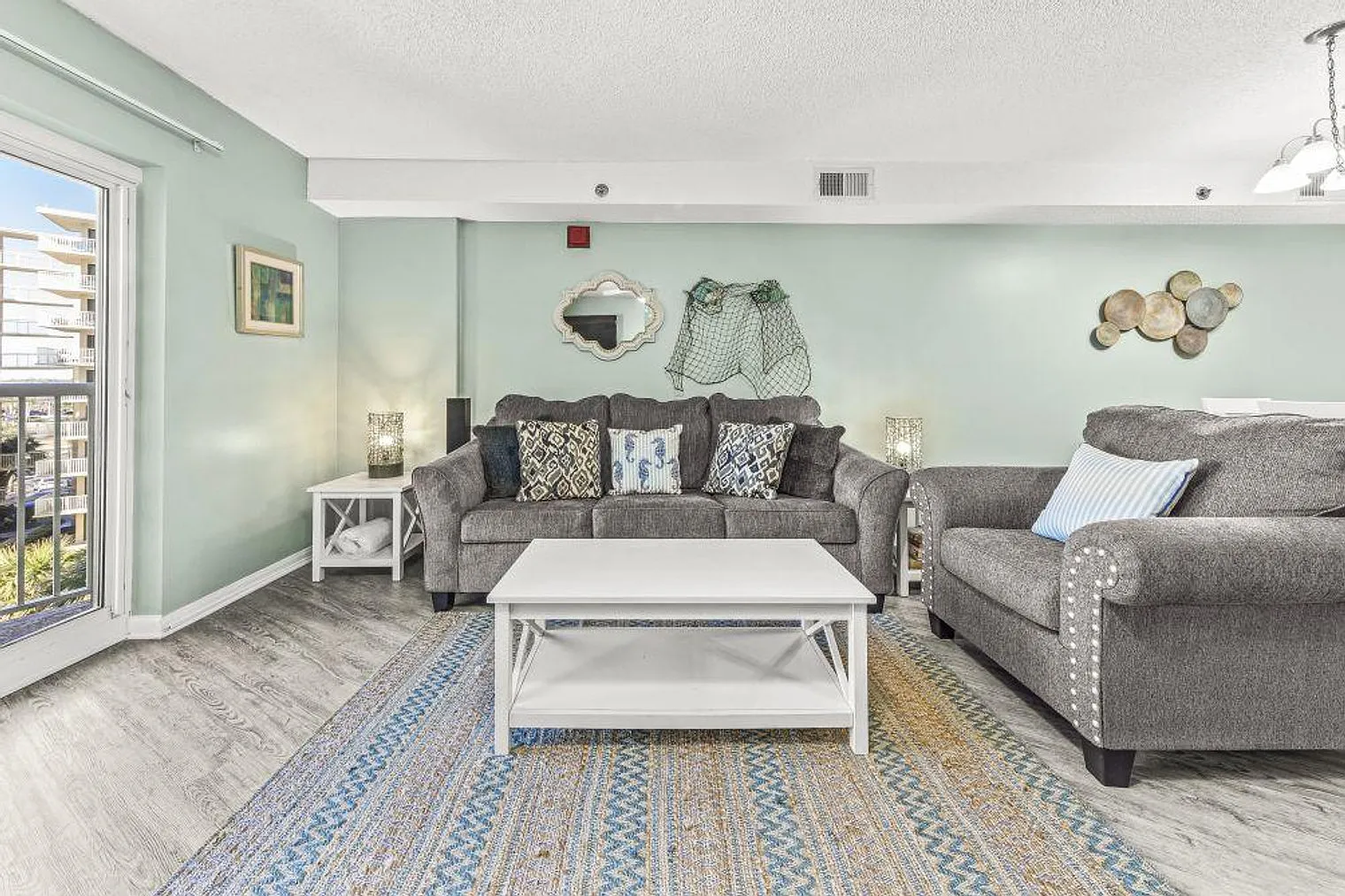 2 bed, 2.0 bath, 904 sqft, $3,170 — Photo 2