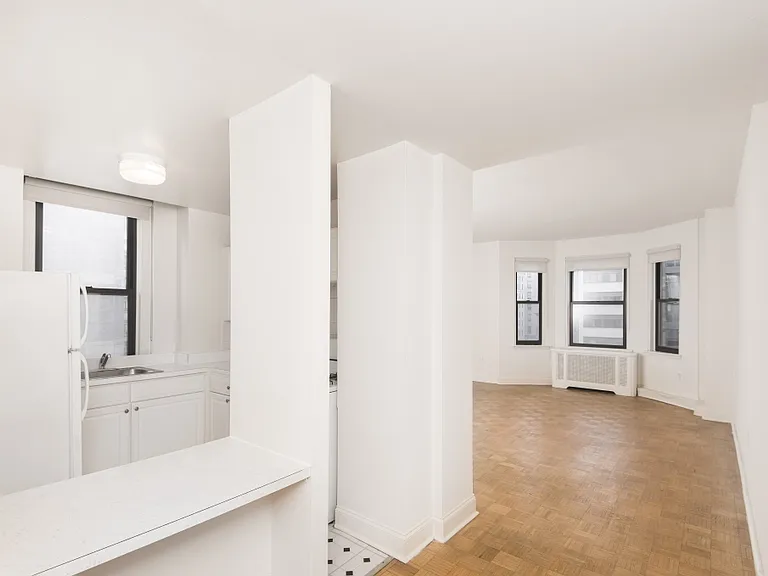 Midtown Apartments — Photo 4