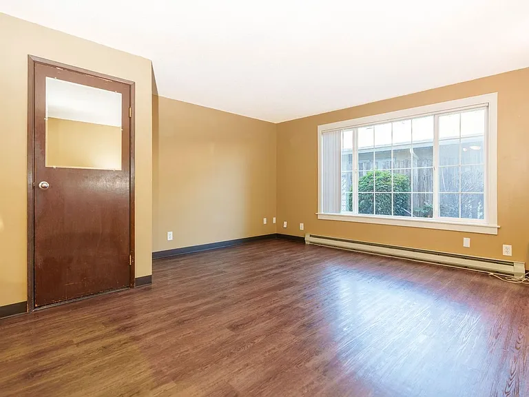 525-Monmouth Villas — Photo 5