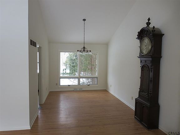 4th image of 31 Carriage House Ln