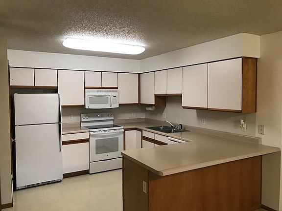 Big Kitchen with lots of space, and New Smooth-top GE electric range