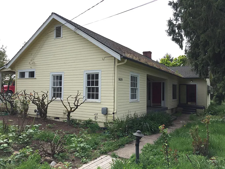 909 SE Edwards Dr — Photo 2