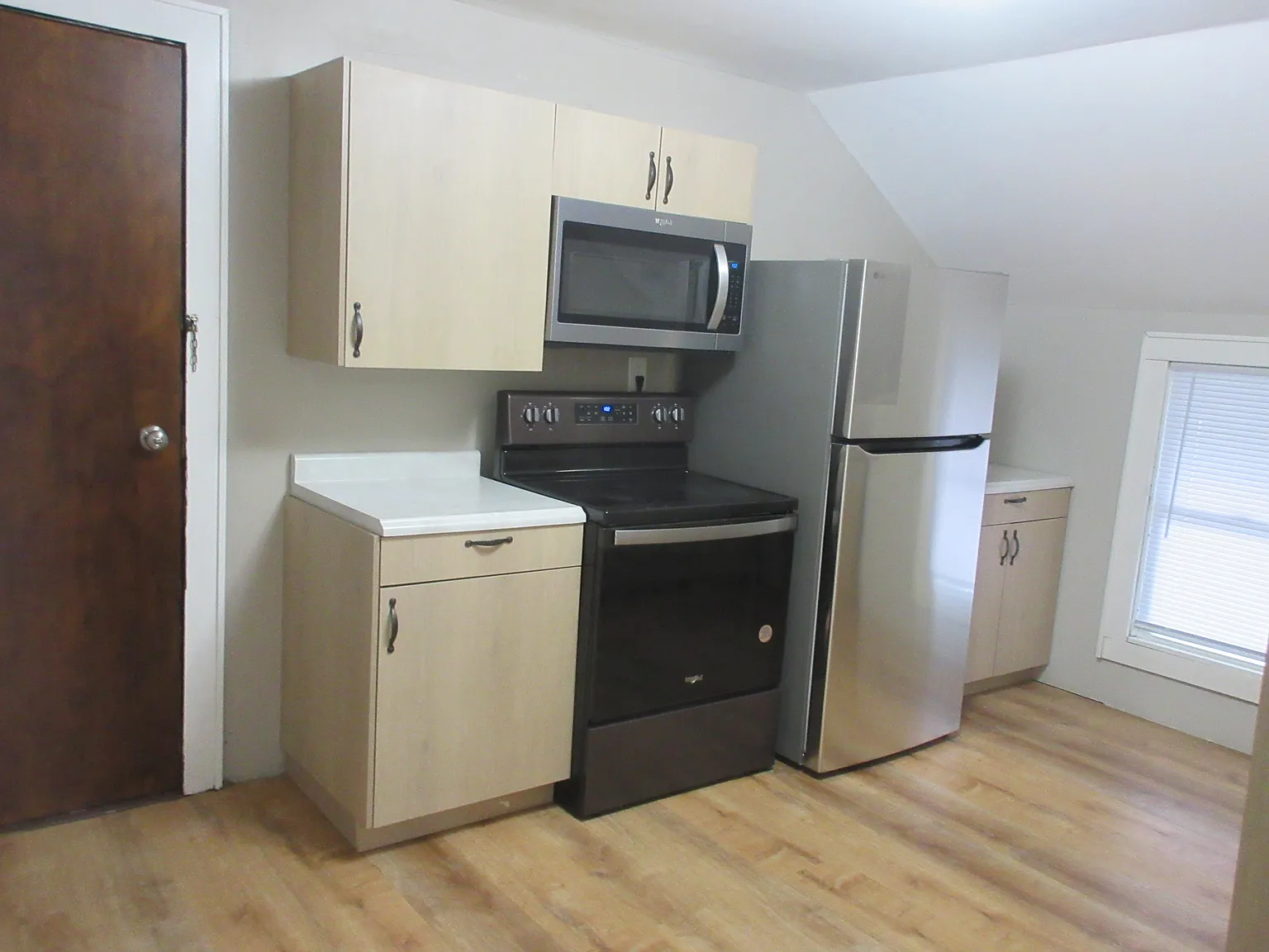 3 bed, 1000 sqft, $1,275 — Photo 2