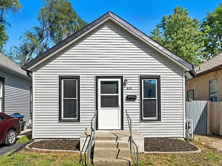 810 Avenue C — Photo 1