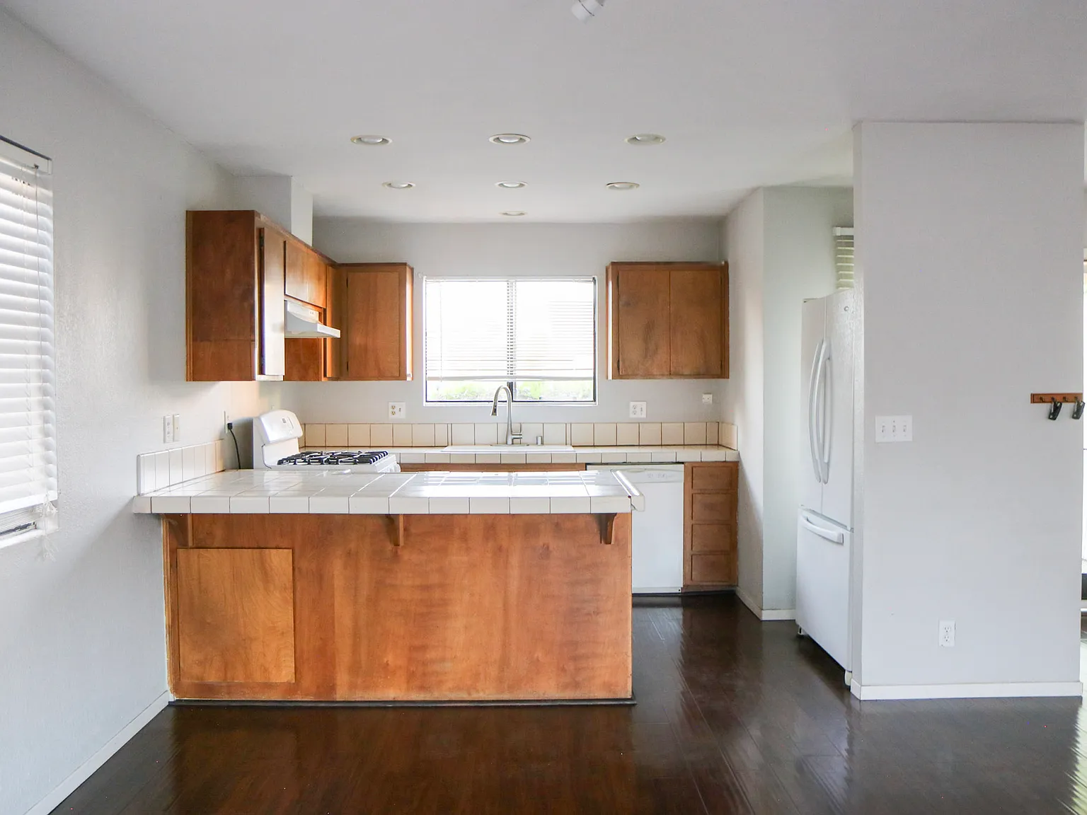 3 bed, 1277 sqft, $2,950 — Photo 2
