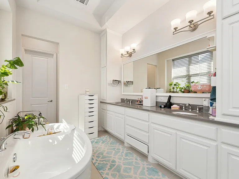 7108 Royal View Dr — Photo 3