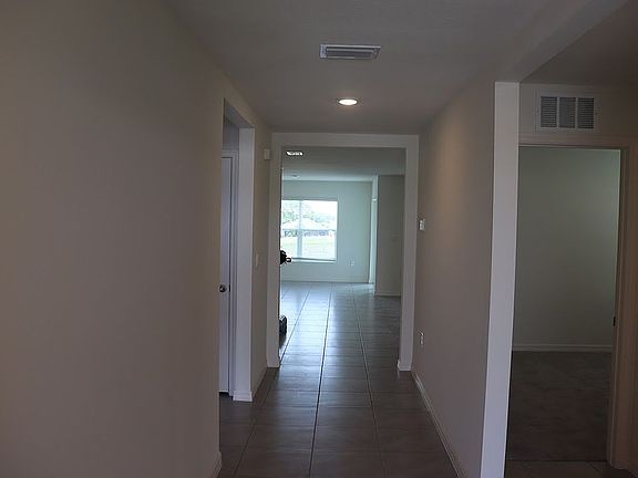 4th image of 418 W Putting Green Ct